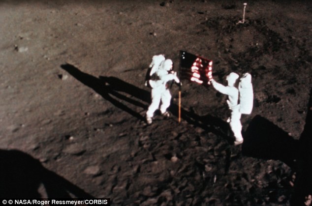 Neil Armstrong và Edwin "Buzz" Aldrin đổ bộ xuống Mặt Trăng